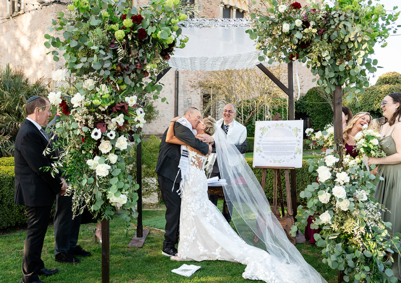 Bill and Lyndsay kiss at the castle.